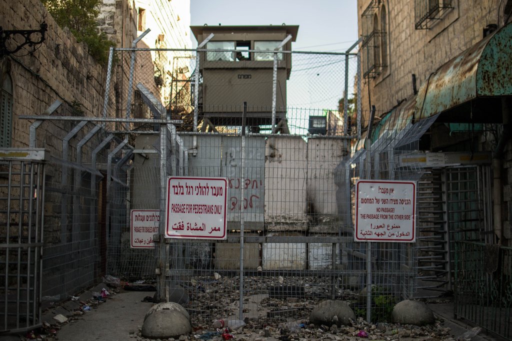 ביקורת: ״המתנחלים״ מאת לואי&nbsp;ת׳רו